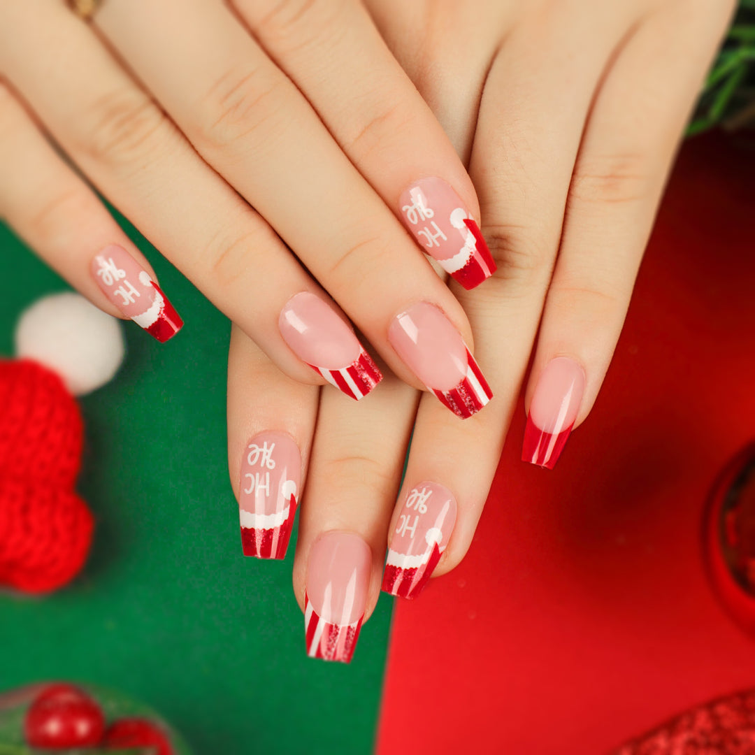 Künstliche Nagelverlängerungen im festlichen Weihnachtsdesign Karnz