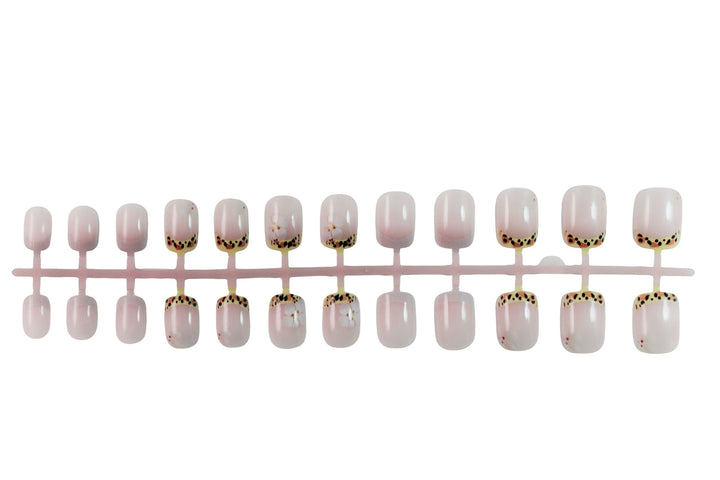 Kunstnagelset mit eleganter französischer Spitze und floralem Akzent Karnz
