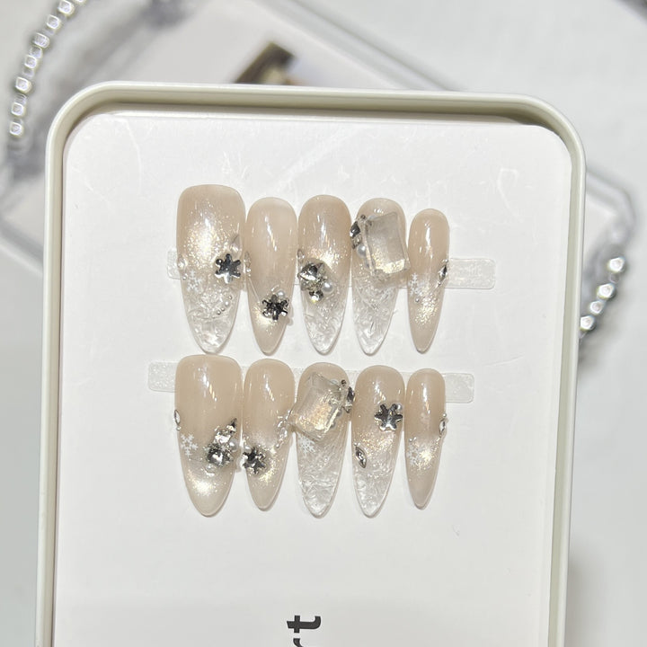 Künstlerisches Press-On-Nageldesign