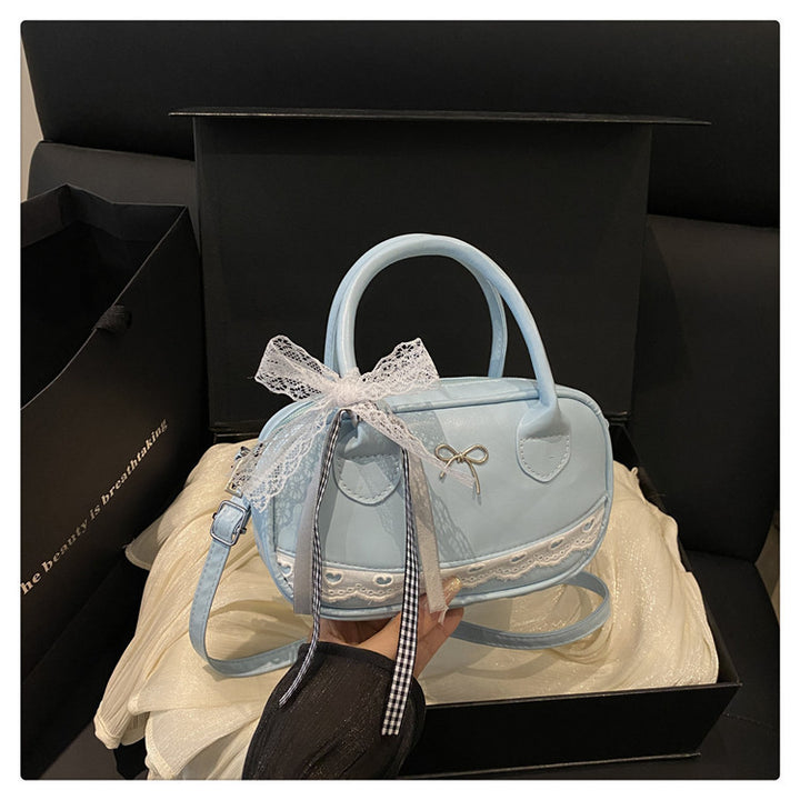 Elegante mit Spitzenbesatz verzierte Bogenhandtasche Karnz