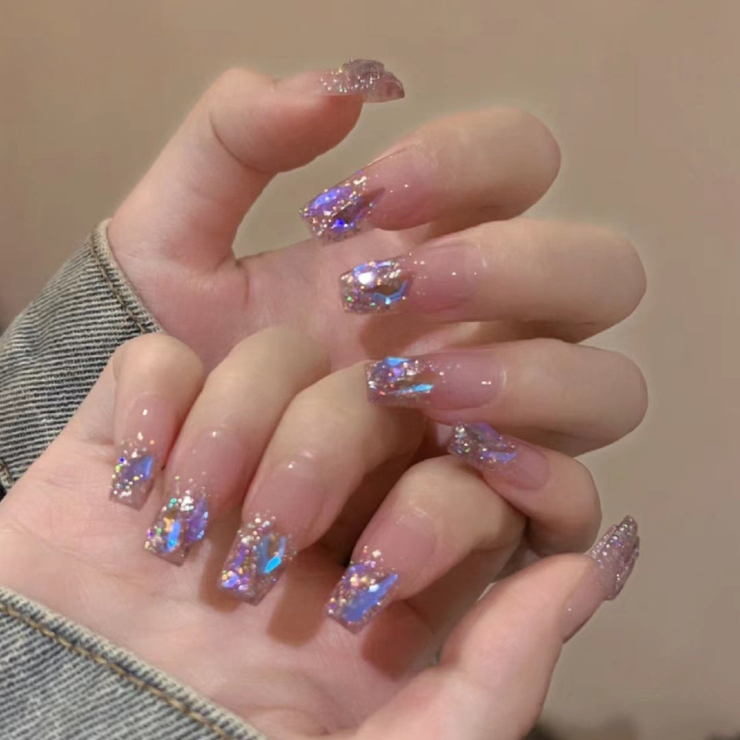 Kunstnagelset mit glamourösen Glitzerakzenten und eleganten Elemente Karnz