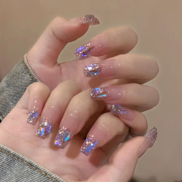 Kunstnagelset mit glamourösen Glitzerakzenten und eleganten Elemente Karnz