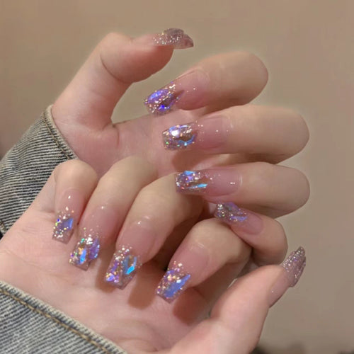 Kunstnagelset mit glamourösen Glitzerakzenten und eleganten Elemente Karnz