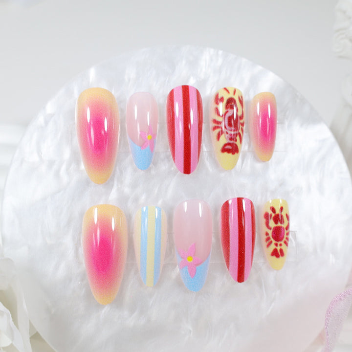 Kunstnagelset mit floralem Muster und kreativen Designs Karnz