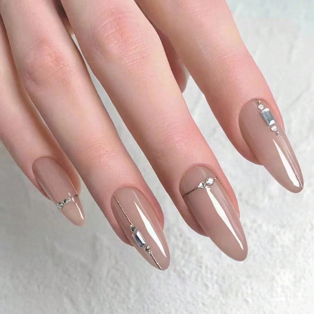 Glamouröse mit Strass akzentuierte Nagelkunst