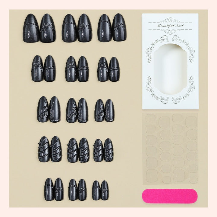 Kreatives Kunstnagelset mit elegantem Design und unterschiedlichen Formen Karnz