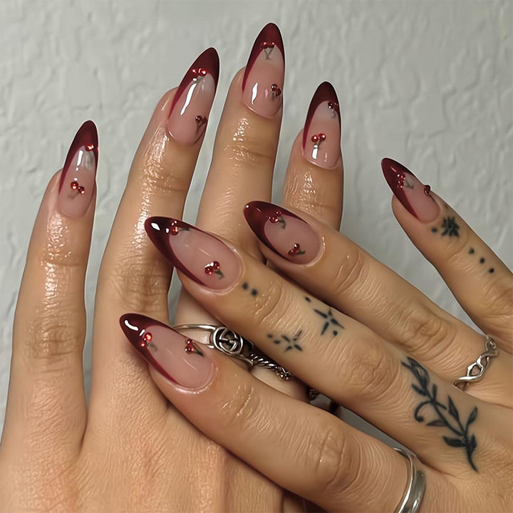 Kunstnagelset mit eleganten Spitzen und glamourösen Nagelakzenten Karnz