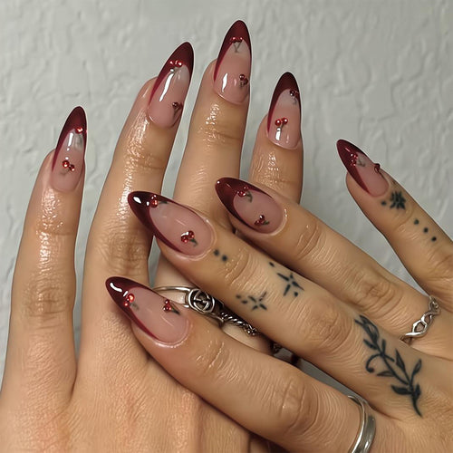 Kunstnagelset mit eleganten Spitzen und glamourösen Nagelakzenten Karnz