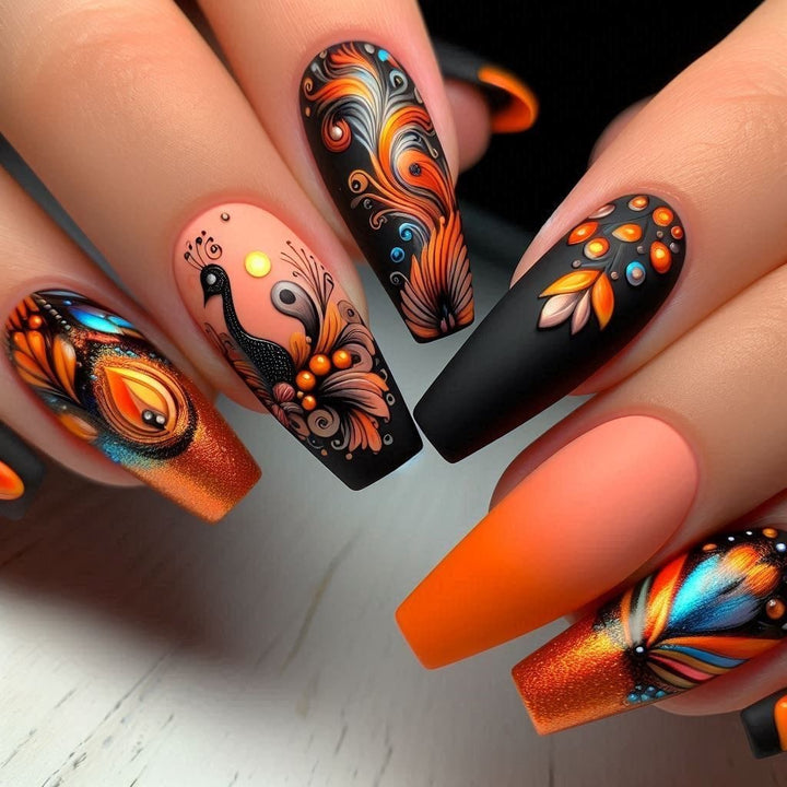 Kreatives Kunstnagel Set mit farbenfrohen Federdesigns Karnz