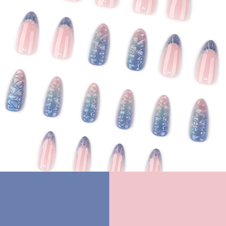 Kunstvolle Nagelverlängerungen mit schimmerndem Farbenspiel und glamourösen Akzenten Karnz
