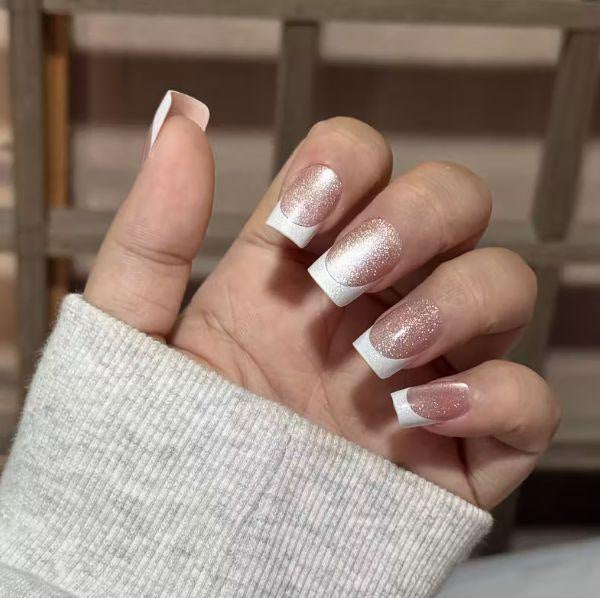 Elegante French Tip Nagelkunst Karnz