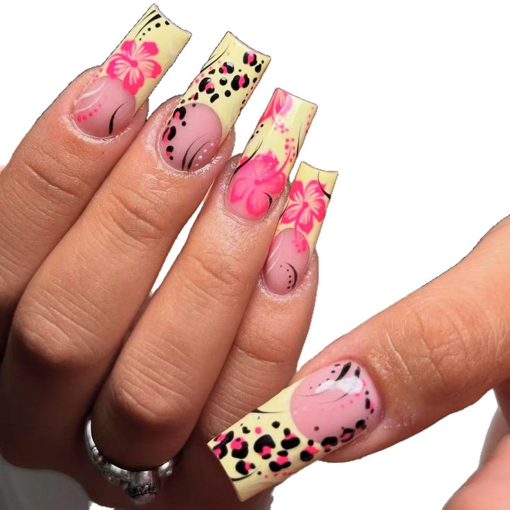 Stylische Florale Acryl Nagelverbesserungen Karnz
