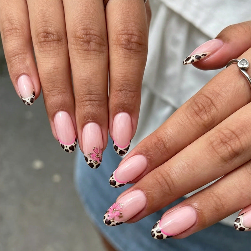 Kunstnagelset mit eleganten Blüten- und Leopardenmuster Karnz