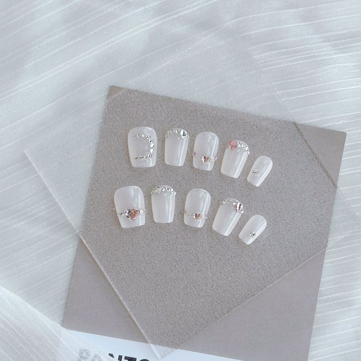 Künstlerisches Press-On Nagelkunstset mit Herz- und himmlischen Designs