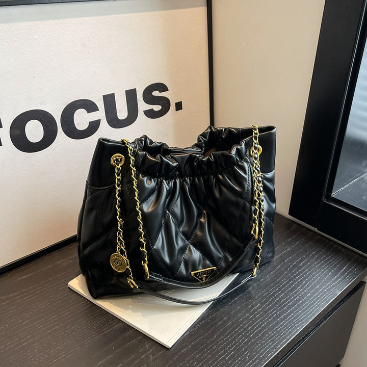 Gepolsterte Kettenschultertasche Karnz