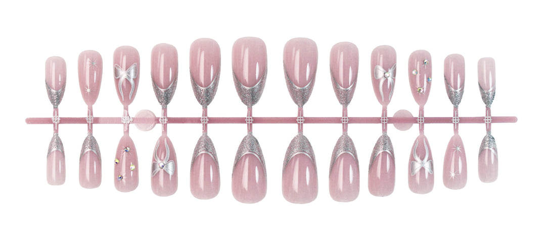 Kunstnagelset mit glamourösen Glitzer- und Blütenakzenten Karnz