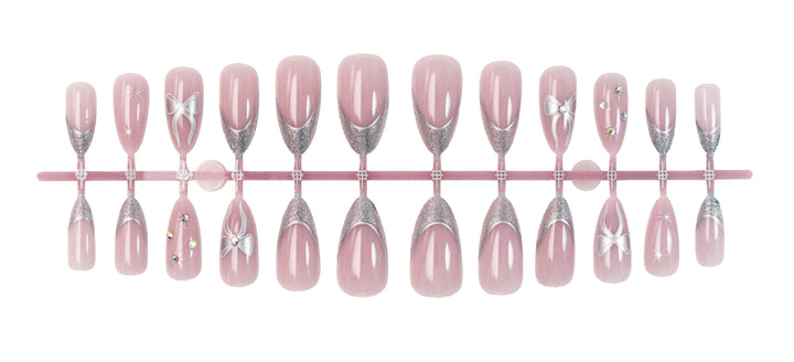 Kunstnagelset mit glamourösen Glitzer- und Blütenakzenten Karnz