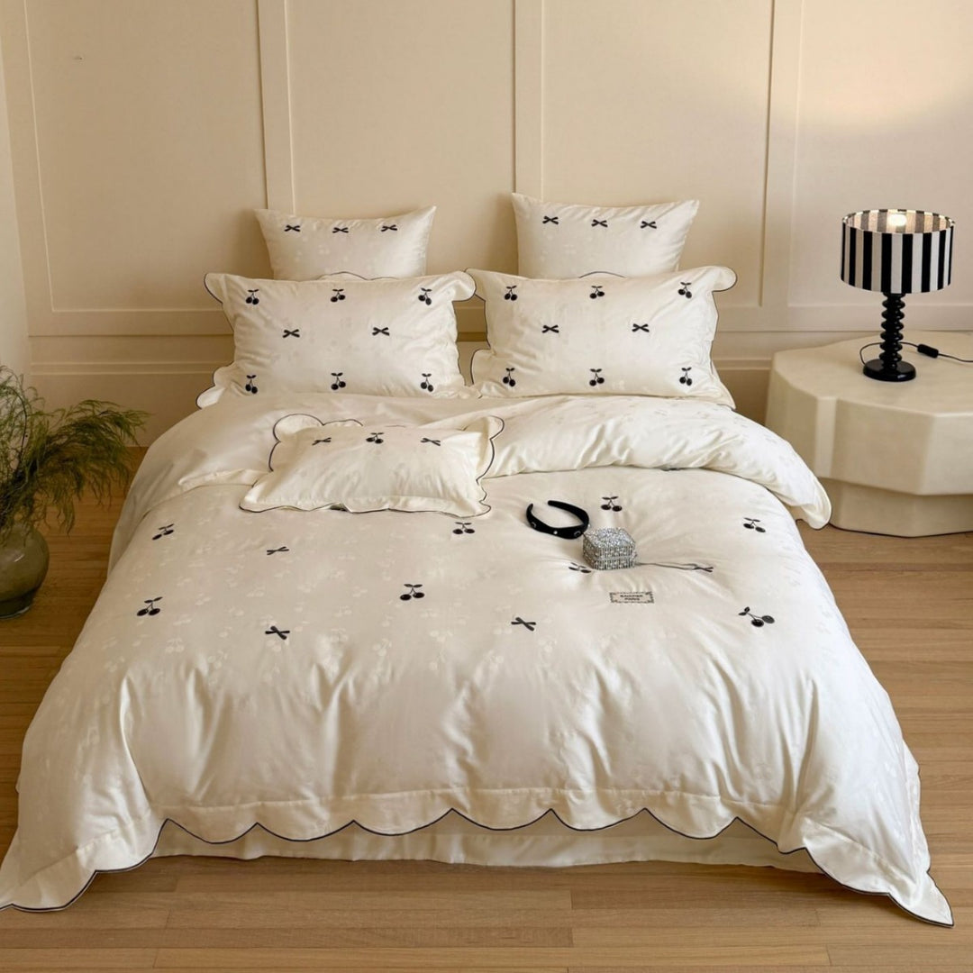 Gerüschter Baumwollsatin Bettwäsche Set mit Kirschen-Stickerei und Kissenbezügen