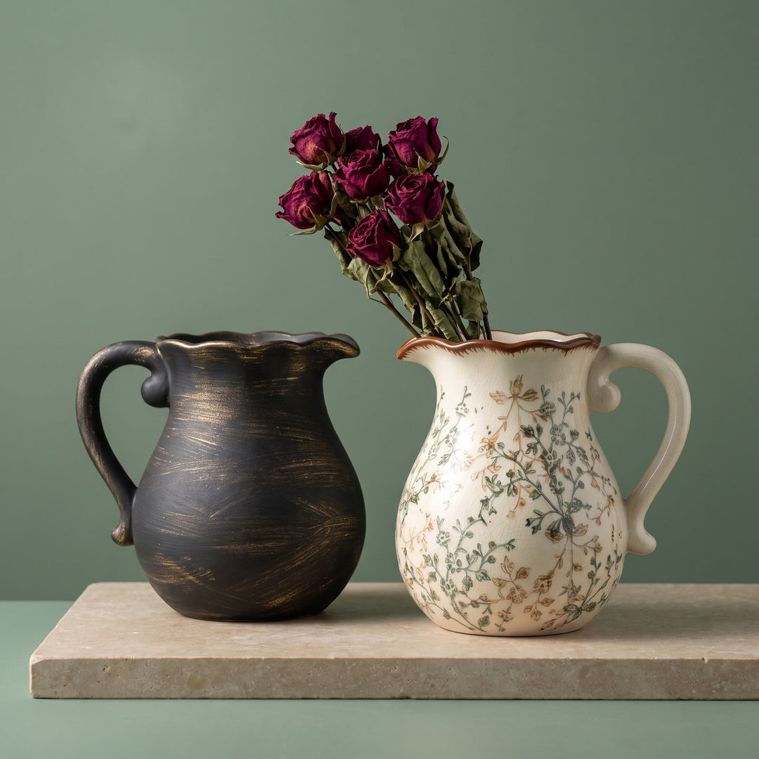 Eleganter Keramikkrug mit floralen Mustern Karnz