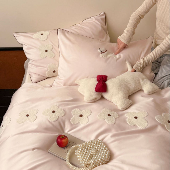 Wendbare Baumwollsatin-Bettbezuggarnitur mit applizierten Blumenmotiven und Hunde‑Applikation