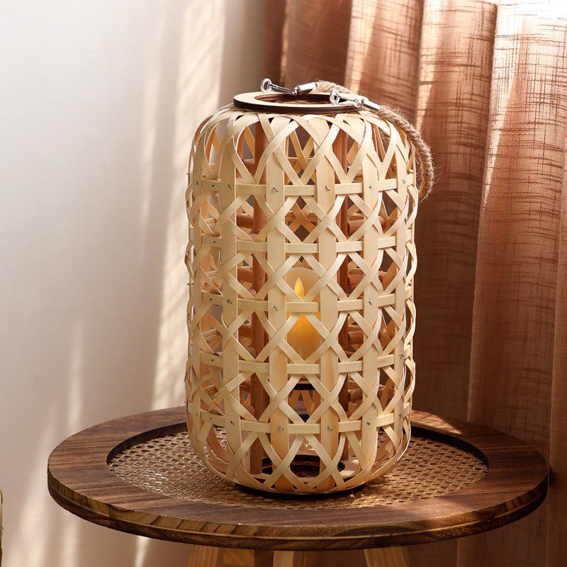 Elegante Laterne aus handgewebtem Naturmaterial Karnz