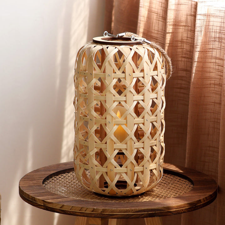 Elegante Laterne aus handgewebtem Naturmaterial Karnz