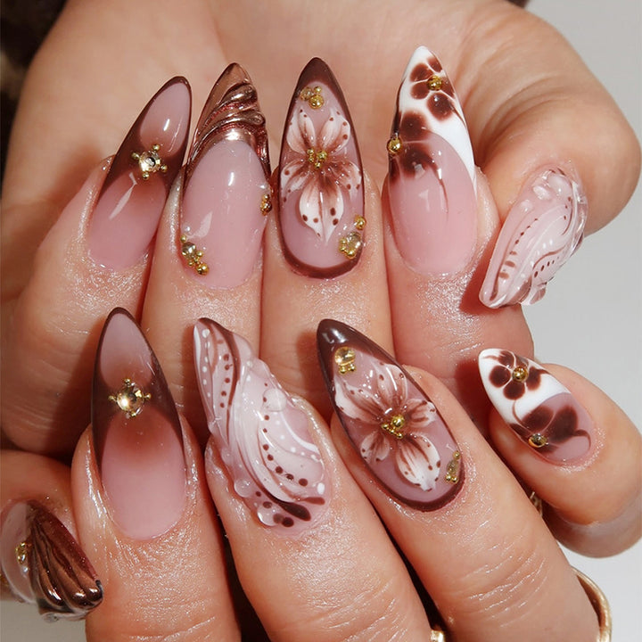 Dekorativer Press-On-Nagelsatz mit kompliziertem Blumen- und Ombre-Design Karnz