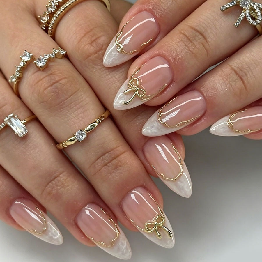 Stiletto Kunstnagelset mit eleganten goldenen Akzenten Karnz