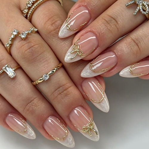 Stiletto Kunstnagelset mit eleganten goldenen Akzenten Karnz