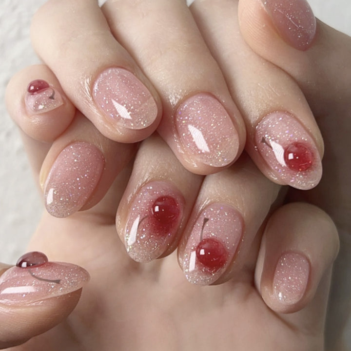 Elegante Kunstnägel mit Glitzer- und Kirschmotiv Karnz