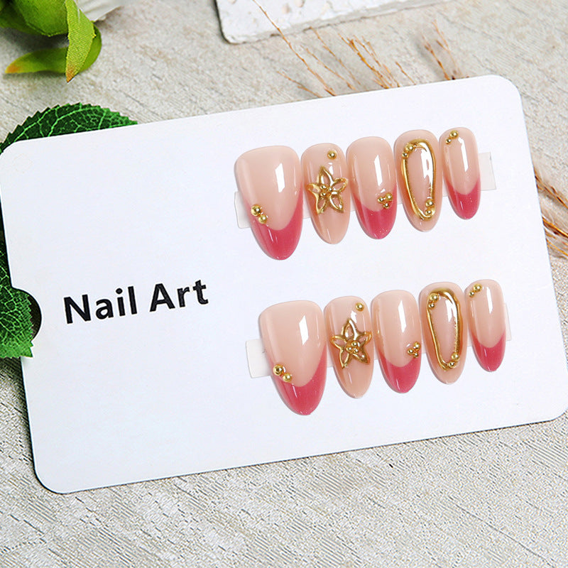 Kunstvolle Nagelspitzen mit zarten Goldakzenten Karnz