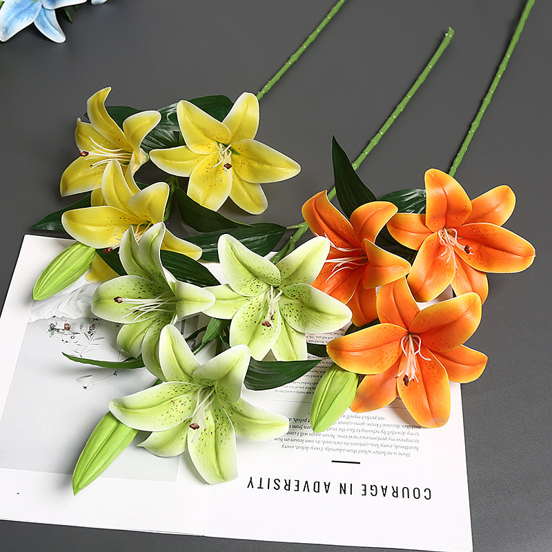 Lebensechter künstlicher Lilienstrauß
