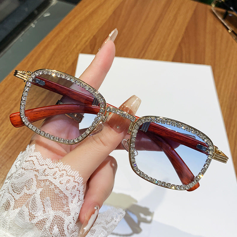 Damen Sonnenbrille mit strassbesetztem Rahmen und modernem Holzdesign Karnz