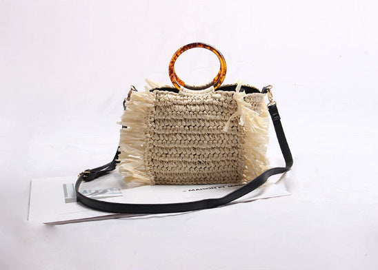 Damen Handtasche aus geflochtenem Naturmaterial mit Fransen und stylishem Henkel Karnz