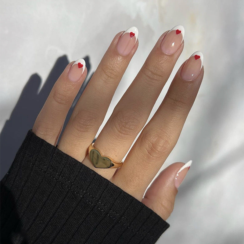 Herzgeschmücktes French Tip Nagelset Karnz