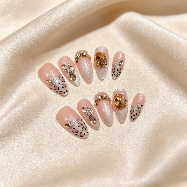 Elegantes Druck-auf-Nagelkunst-Set mit Strass- und Leopardenakzenten