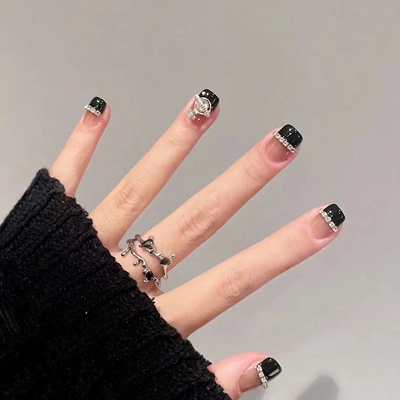 Glamouröses Kunstnagelset mit funkelnden Kristallverzierungen Karnz