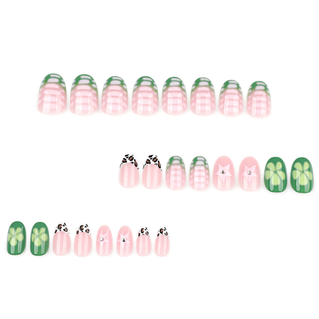 Künstliche Nailart mit floralen Akzenten Karnz