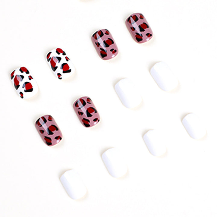 Kunstvolle Nagelkunst mit Leopardenmustern Karnz