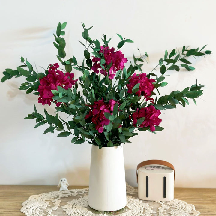 Lebensechter Blumenstrauß mit grünen Blättern