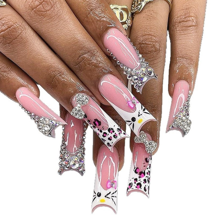 Glamouröses Kunstnagelset mit 3D-Schleifen und Glitzerdetails Karnz