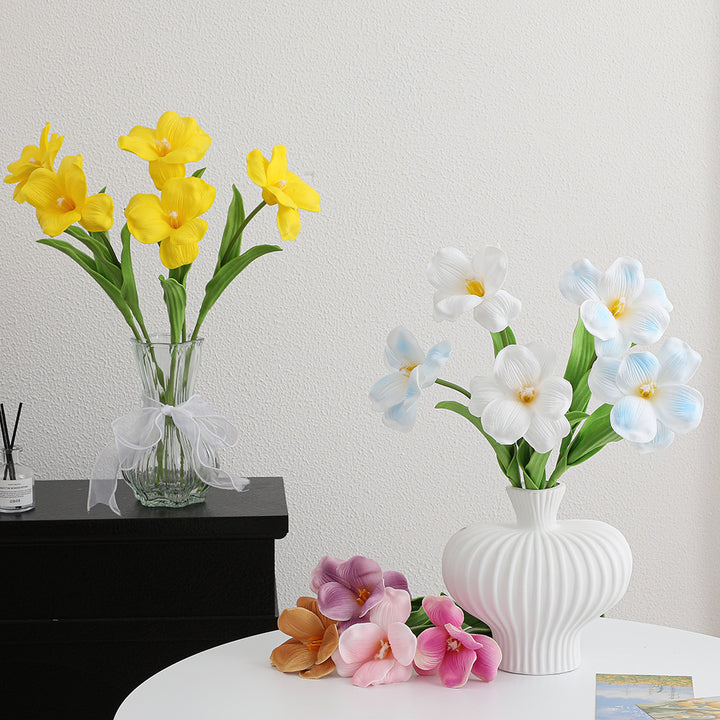 Künstlicher Orchideenblütenzweig mit realistischen Details Karnz