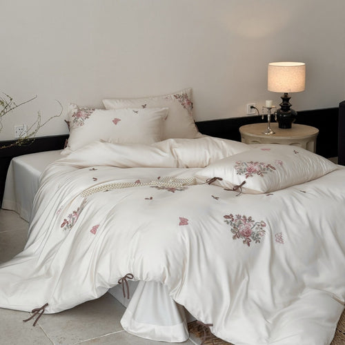 Feinsatin-Bettwäsche-Set mit floraler Stickerei, Bindebändern und feiner Steppstruktur Karnz