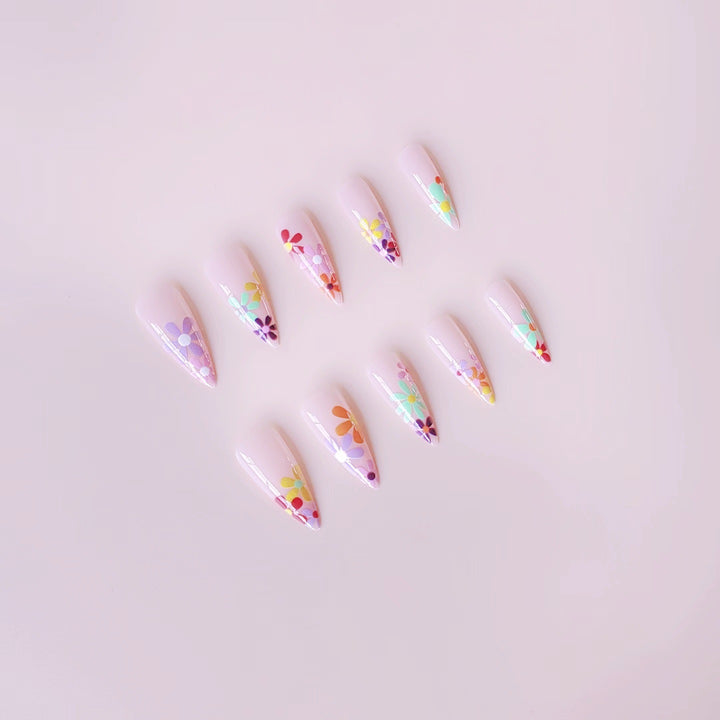 Kunstnagelset mit lebhaften Blumenmotiven und spitzen Akzenten Karnz