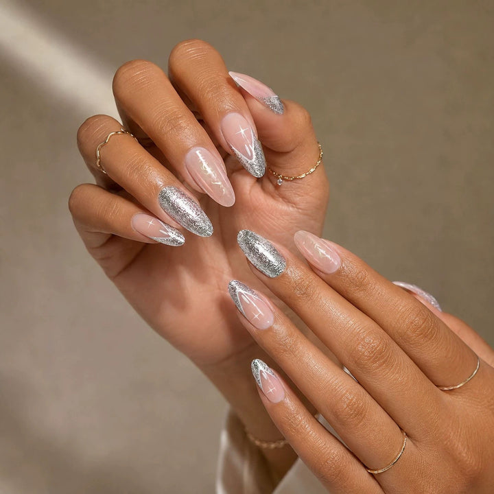 Elegante Stiletto Glitzer Nagelverlängerungen Karnz