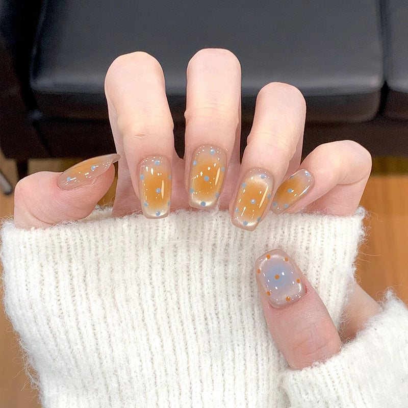Künstlerisches Press-On-Nagel-Set mit zeitgenössischen Designs Karnz