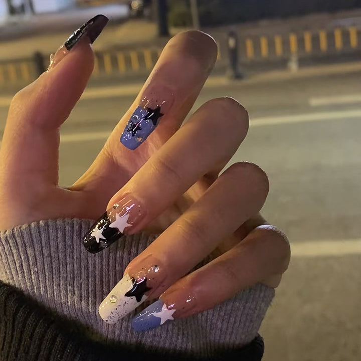 Kunstvolle Nagelverlängerungen mit Sternen-Motiv Karnz