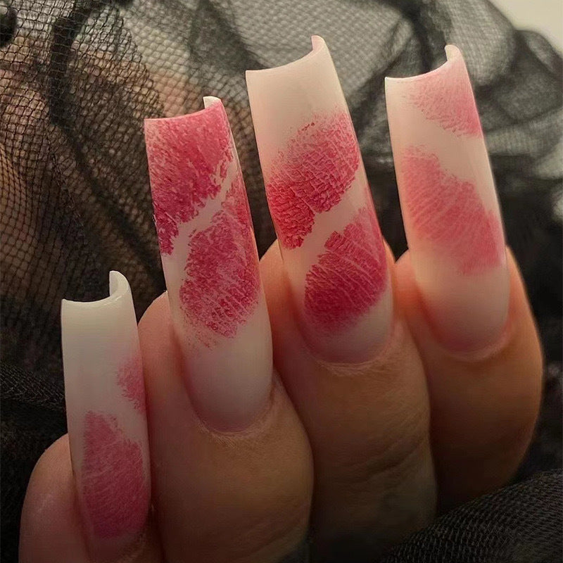 Kunstnagelset mit romantischem Lippen-Motiv Karnz