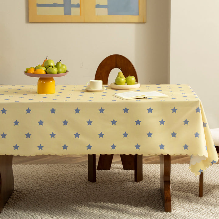 Abwischbare Tischdecke mit Sternenmotiv und gewelltem Saum Karnz