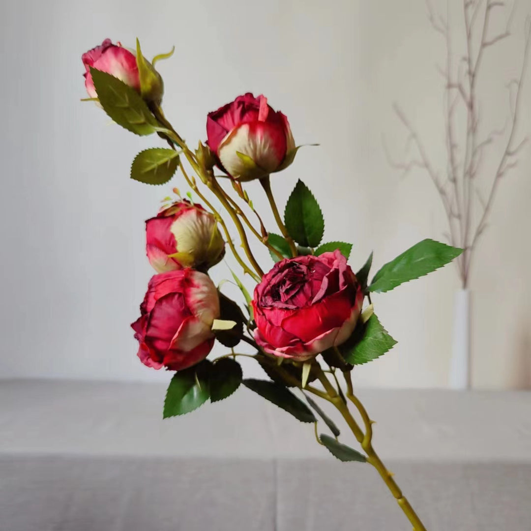 Lebensechte Rosenblütenzweig